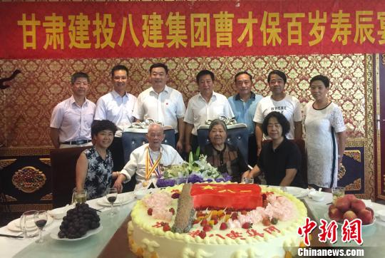 图为曹才保和大家合影。　刘玉桃 摄
