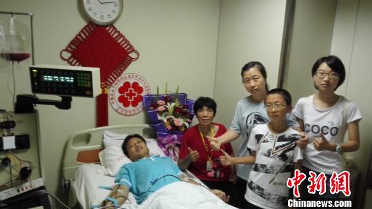 图为一家人为李永华点赞。　李洋 摄
