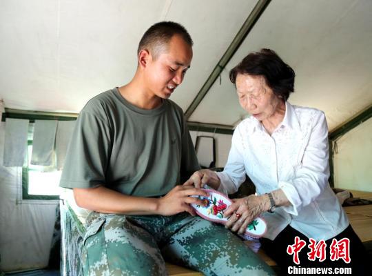 甘肃酒泉“老妈妈爱心服务队”48载承军民鱼水情（图）
