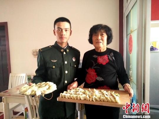 资料图。图为“老妈妈”翟金花和“兵儿子”一起在家包饺子。　魏晓燕 摄