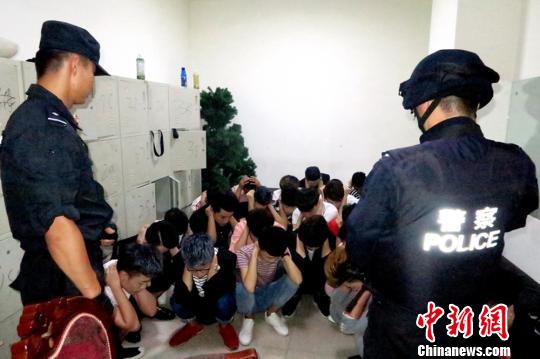 图为警方查处涉黄场所。　崔琳 摄