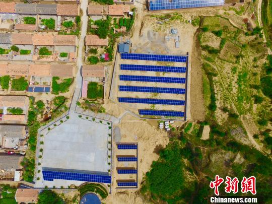 图为航拍张家口市宣化区里口泉村的光伏发电项目。　张帆 摄