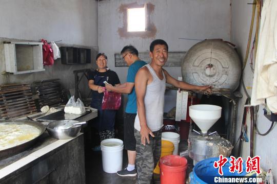 图为村民张素展示直接入户的山泉水。　张帆 摄