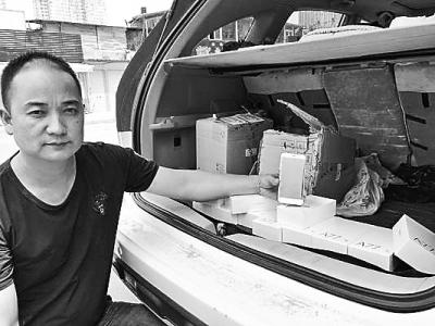 好心司机马路上捡到20部新手机 通过警方找到失主