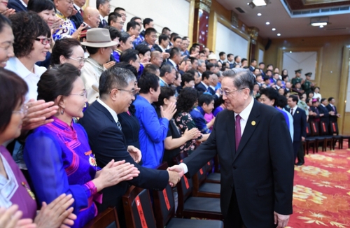 8月7日，中共中央政治局常委、全国政协主席、中央代表团团长俞正声在内蒙古新城宾馆会见内蒙古自治区离退休老同志和各族各界群众代表，并与他们合影留念。
