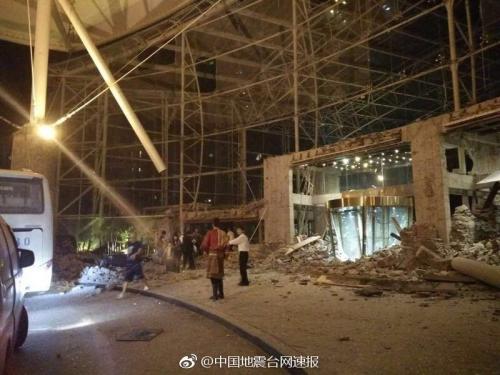 据中国地震台网正式测定，8月8日21时19分在四川阿坝州九寨沟县(北纬33.20度，东经103.82度)发生7.0级地震，震源深度20千米。图为九寨沟某酒店地震现场。图片来源：中国地震台网速报