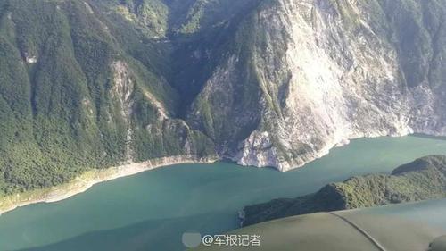 西部战区陆军陆航直升机飞赴九寨沟灾区