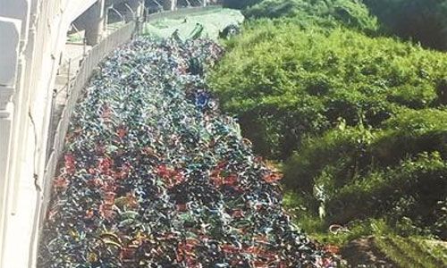 高架堆积共享单车2