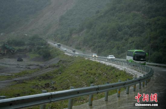 大客车载着游客冒雨撤离。 <a target='_blank' href='http://www.chinanews.com/'>中新社</a>记者 刘忠俊 摄