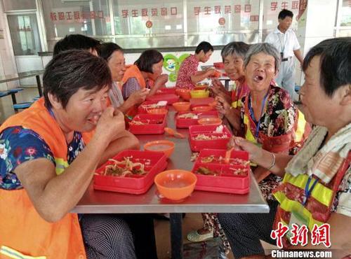 江苏睢宁环卫工吃上“爱心午餐”城管局：将免费进行到底