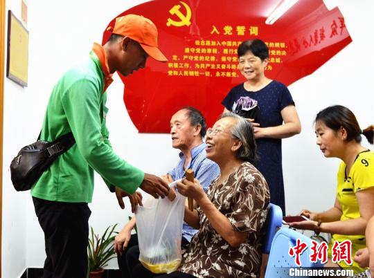 困难家庭来到社区领取“爱心食物包”。　王子涛 摄