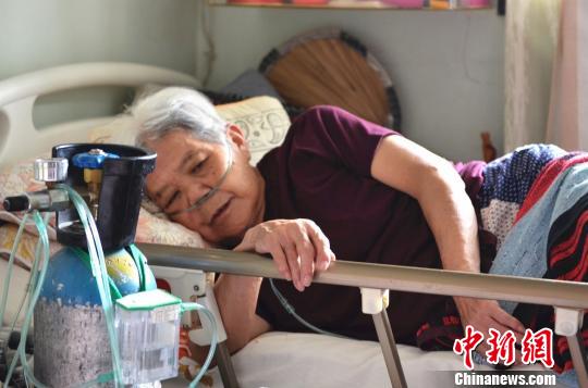重病在床吸氧的陈海根老伴儿。　王子涛 摄