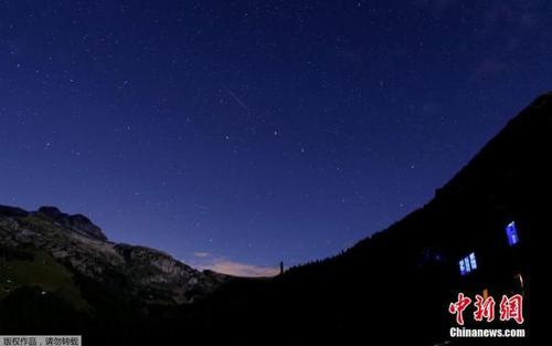 当地时间2017年8月13日，瑞士Le Sepey，英仙座流星雨划过星空。