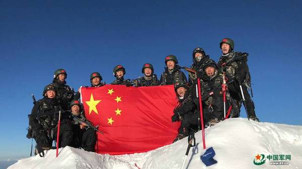 中国军人登顶欧洲第一高峰
