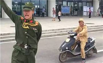广西两男扮日军表演2