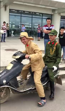 广西两男扮日军表演