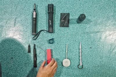 参与测试的9种“防狼神器”。新京报记者 王嘉宁 摄 参与测试的9种“防狼神器”。新京报记者 王嘉宁 摄