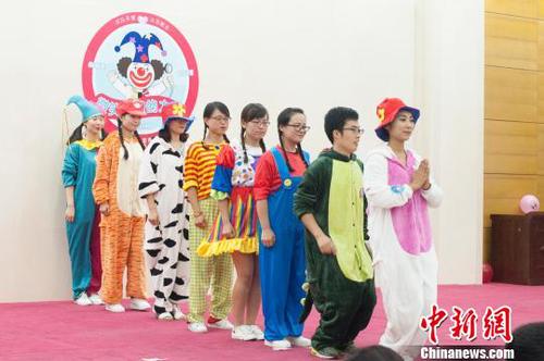 该团队旨在通过爱与幽默的力量,帮助患者克服焦虑感、挫折感。图为“小丑医生”志愿者现场展示才艺。 范丽芳 摄 该团队旨在通过爱与幽默的力量,帮助患者克服焦虑感、挫折感。图为“小丑医生”志愿者现场展示才艺。 范丽芳 摄