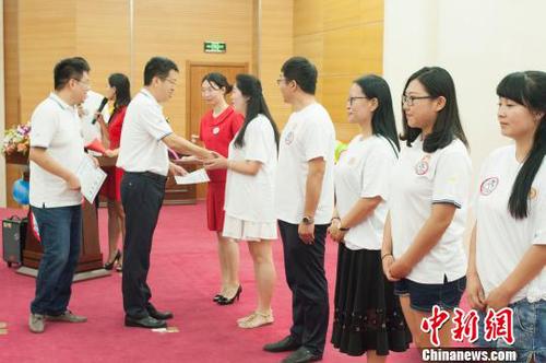 两年间,该团队志愿者从8人发展到800人,服务对象包括儿童患者、留守儿童、自闭症患者、老年病患、戒毒人员等群体,受益人达3000余人次,参与服务的志愿者有1000余人次。 范丽芳 摄 两年间,该团队志愿者从8人发展到800人,服务对象包括儿童患者、留守儿童、自闭症患者、老年病患、戒毒人员等群体,受益人达3000余人次,参与服务的志愿者有1000余人次。 范丽芳 摄