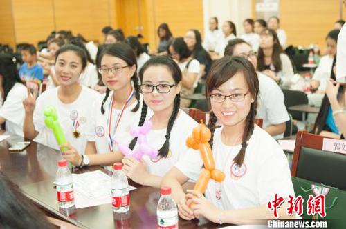 从逗乐到治疗到医学人文关怀,“小丑医生”越来越关注到服务对象的心理健康。图为团队志愿者。 范丽芳 摄 从逗乐到治疗到医学人文关怀,“小丑医生”越来越关注到服务对象的心理健康。图为团队志愿者。 范丽芳 摄