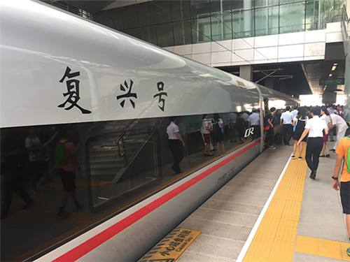 中国标准动车组复兴号亮相 具有完全自主知识产权
