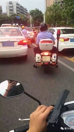 两兄弟持仿真枪挑衅警察寻刺激 涉寻衅滋事被拘