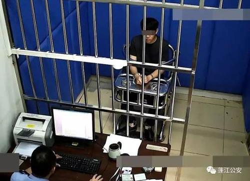 两兄弟持仿真枪挑衅警察寻刺激 涉寻衅滋事被拘