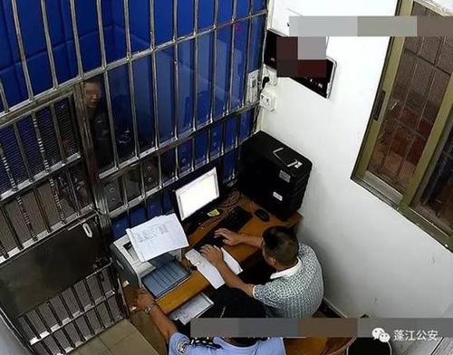 两兄弟持仿真枪挑衅警察寻刺激 涉寻衅滋事被拘