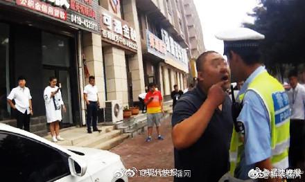 交警给违停车贴罚单遭男子“贴脸杀”：太突然了