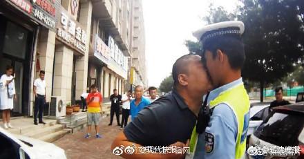 交警给违停车贴罚单遭男子“贴脸杀”：太突然了