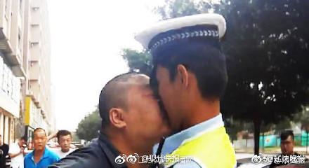 交警给违停车贴罚单遭男子“贴脸杀”：太突然了