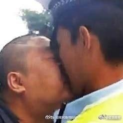 交警给违停车贴罚单遭男子“贴脸杀”：太突然了