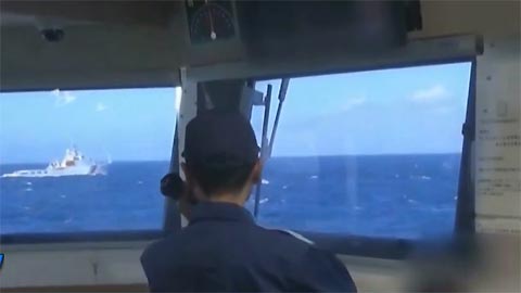 中日两国执法船只在钓鱼岛周边海域近距离接触