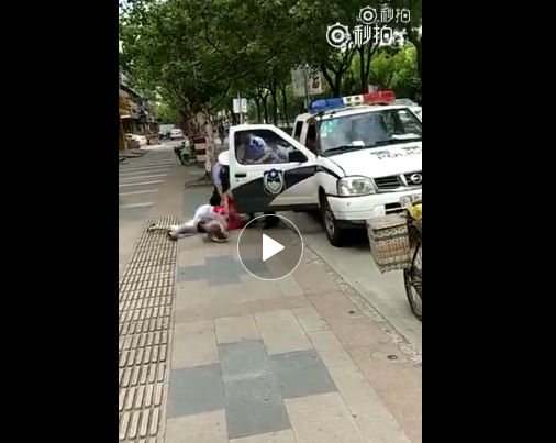 警察制服抱娃女子孩子被摔 上海警方已介入调查