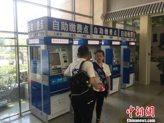 志愿者帮助患者预约 周禹龙 摄