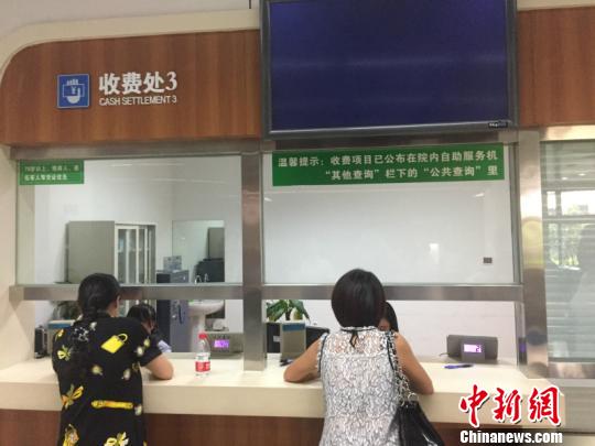 服务窗口 周禹龙 摄
