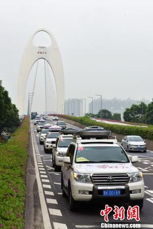 应急通信保障车组成的车辆方阵巡游经过猎德大桥 岳莲彤 摄