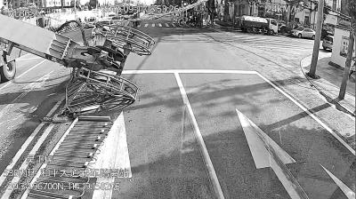 塔吊倒塌砸向路面 公交司机一脚刹车救下一车人