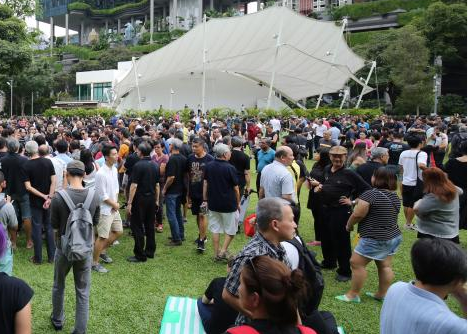 新加坡总统遭千人抗议