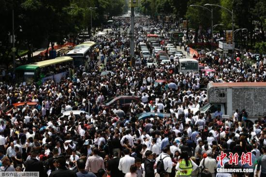地震发生后,墨西哥首都墨西哥城的民众纷纷涌上改革大道(Reforma Avenue)避难。 点击进入下一页