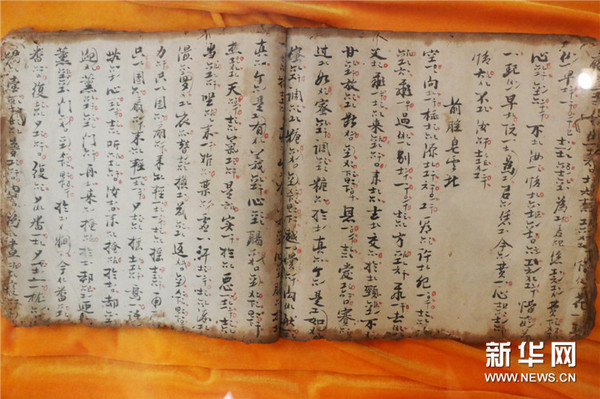 图为具有300多年历史的南音曲簿手抄本