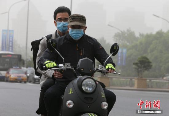 资料图：市民外出戴口罩防护。 <a target='_blank' href='http://www.chinanews.com/'>中新社</a>记者 杨可佳 摄