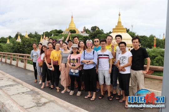 图为缅甸曼德勒世纪学校中方教师合影 王凡 摄 图为缅甸曼德勒世纪学校中方教师合影 王凡 摄