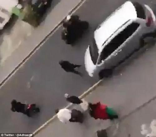 英两女子白天街头遭抢劫 路人出手勇斗持刀劫匪