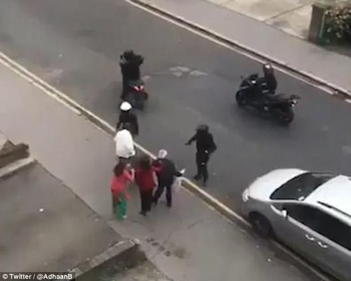 英两女子白天街头遭抢劫 路人出手勇斗持刀劫匪