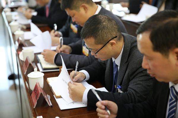 党报揭领导干部签字门道