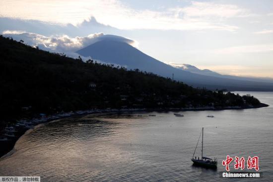 自8月以来，巴厘岛阿贡火山地壳活动持续增强，很可能在沉寂50多年后再度喷发。阿贡火山喷发周期约为50年，最近一次强烈喷发发生于1963年，造成约1100人死亡。图为阿贡火山。