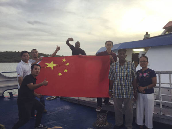 救援船起航前，中国驻安提瓜和巴布达使馆人员、中土集团员工和船长合影。