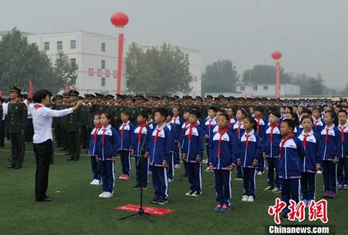 10月1日9时许，伴随着雄壮的国歌，鲜艳的五星红旗在雄安新区容城县容城中学操场升起。这是雄安新区设立之后，首次举行庆祝国庆“升国旗、唱国歌”仪式。图为合唱《歌唱祖国》等曲目。<a target='_blank' href='http://www.chinanews.com/'>中新社</a>记者 韩冰 摄