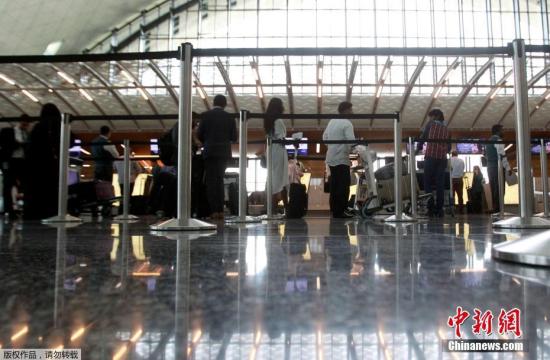 卡塔尔航空是全球主要航空公司之一，而当地国际机场的航班，连接中东各国以至其他国际大城市。有分析指出，受禁飞令影响，从沙特首都利雅得出发的旅客恐无法经多哈前往曼谷，从迪拜出发的旅客也不能取道多哈到伦敦。